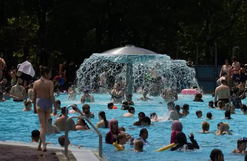  سويسرا تحظر دخول الأجانب إلى المسابح العامة!