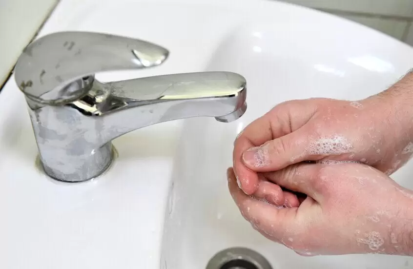 طبيب يحذر من الإفراط في غسل اليدين