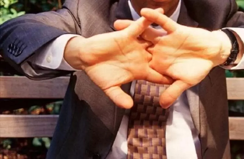 فرقعة الأصابع.. عادة شائعة قد تقودك إلى غرفة العمليات