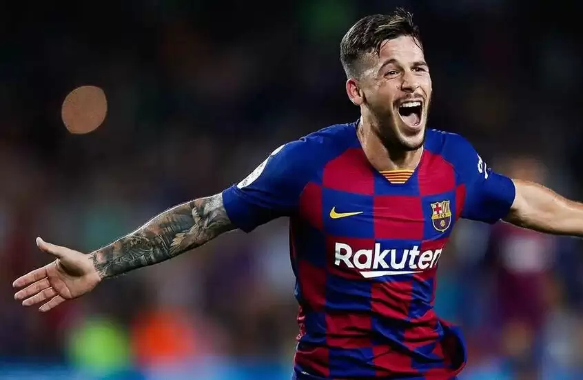 كلب يعض نجم برشلونة السابق ويحيله للمستشفى