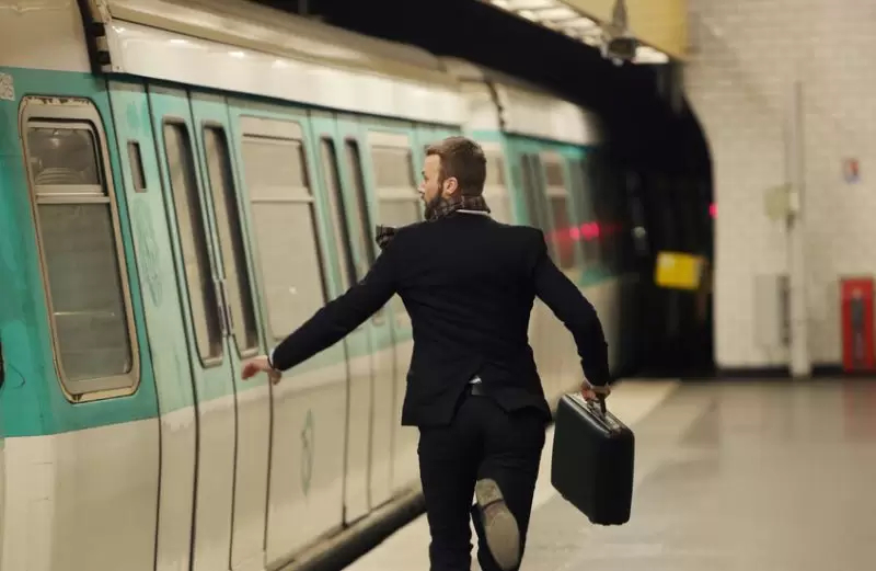 ليس كسلا كما تظن.. خبراء يكشفون السر وراء التأخير الدائم