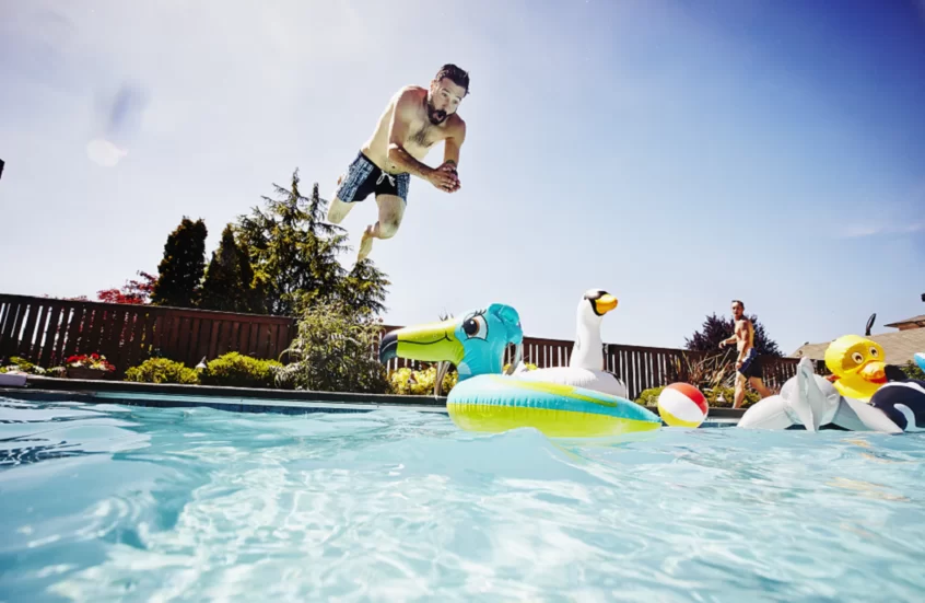 رائحة الكلور لا تعني النظافة!.. مخاطر صحية قد تكمن في المسابح العامة