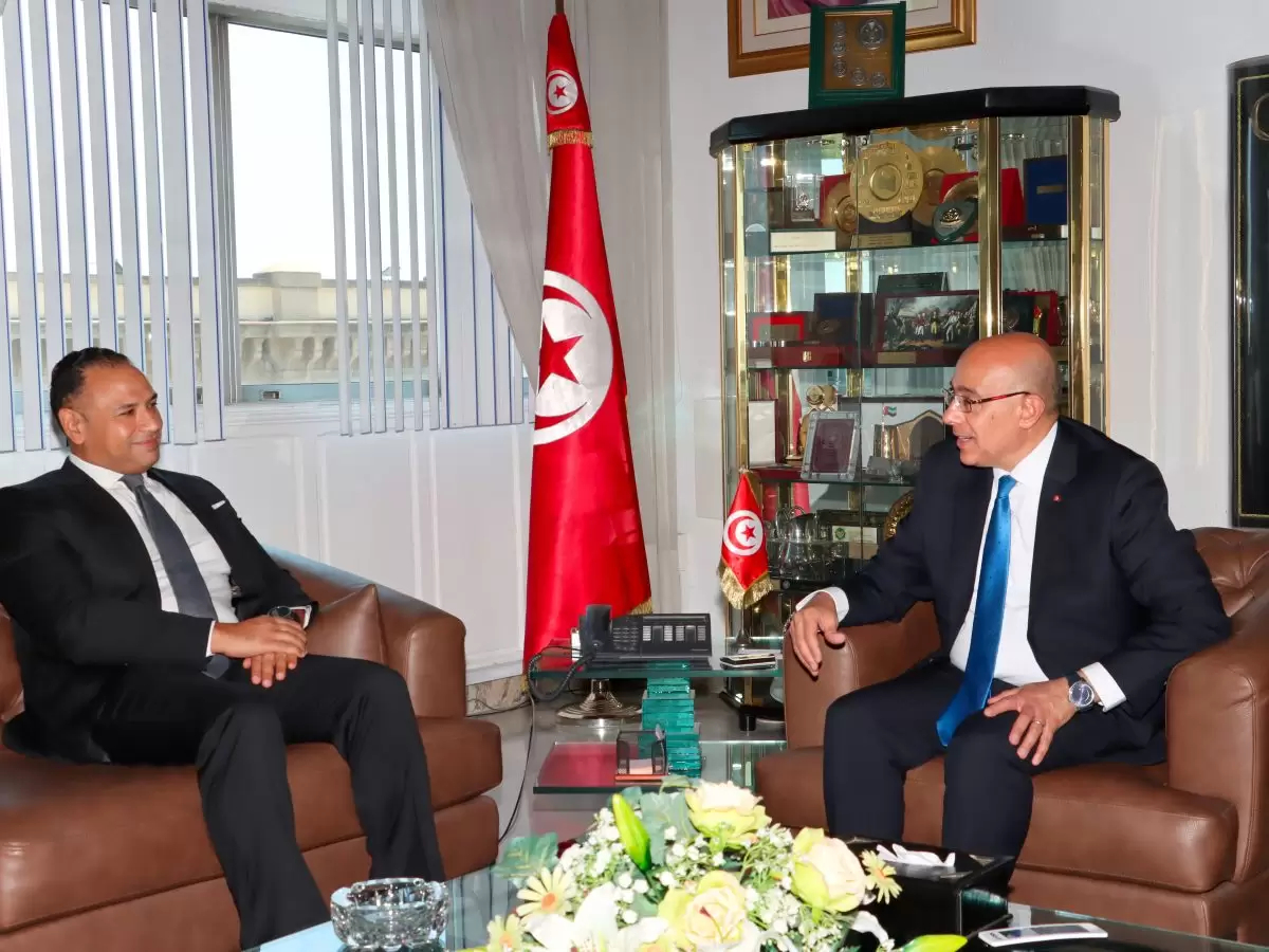 وزير الدفاع يجتمع بسفير مصر بتونس