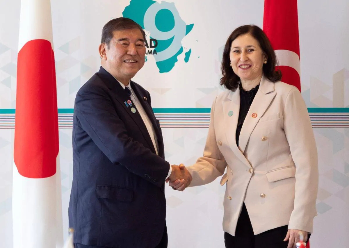 رئيسة الحكومة تعرض على نظيرها الياباني مشاريع وتقترح دعم تنفيذها