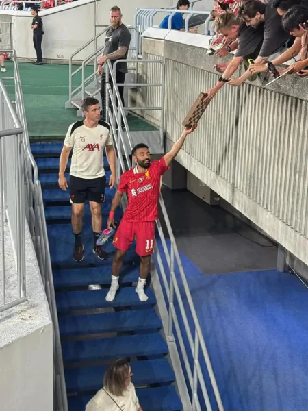 هدية مفاجئة لمحمد صلاح تشعل مواقع التواصل الاجتماعي