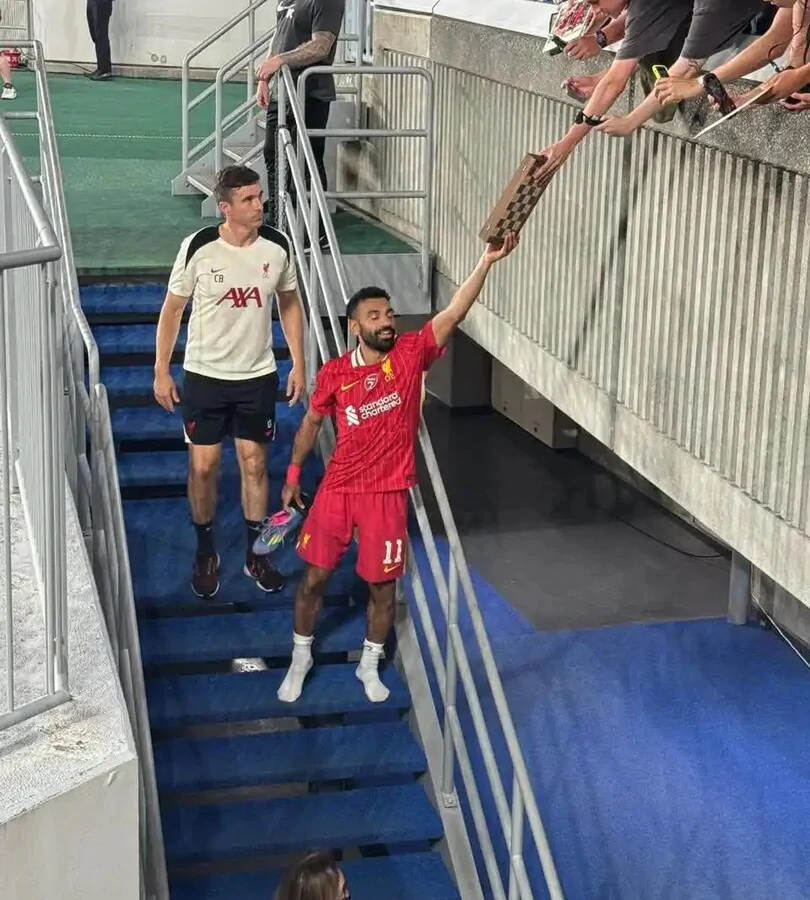 هدية مفاجئة لمحمد صلاح تشعل مواقع التواصل الاجتماعي (صورة)