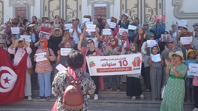 أصحاب الشهائد العليا يحتجّون في شارع بورقيبة