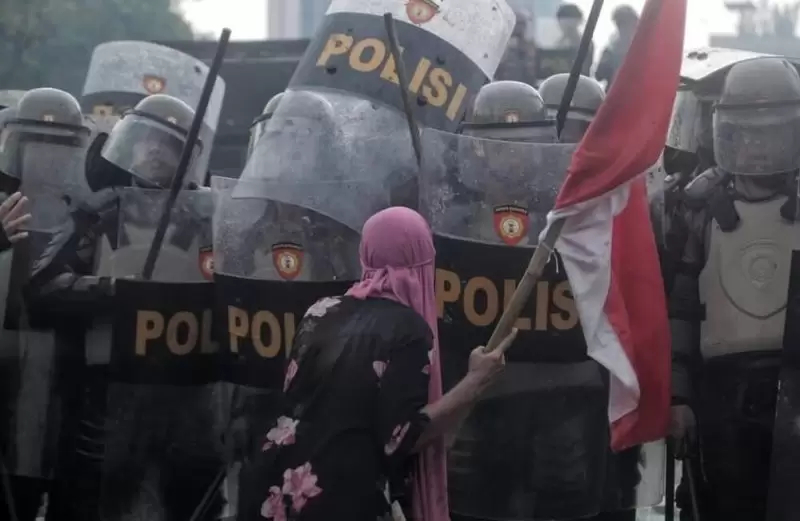 إندونيسيا.. مقتل 3 أشخاص في احتجاجات على امتيازات البرلمانيين