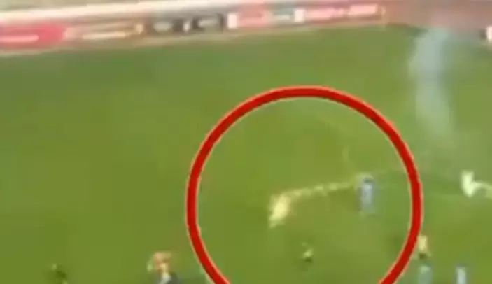 شاهد/ إصابة لاعب بمفرقعات نارية أثناء الاحتفال بالفوز