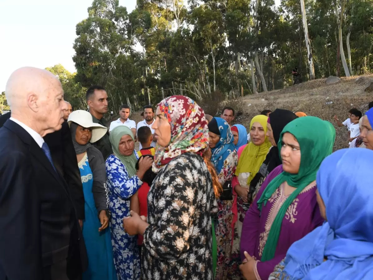 رئيس الدولة يستمع لمشاغل حرفيات الفخار بسجنان (فيديو)