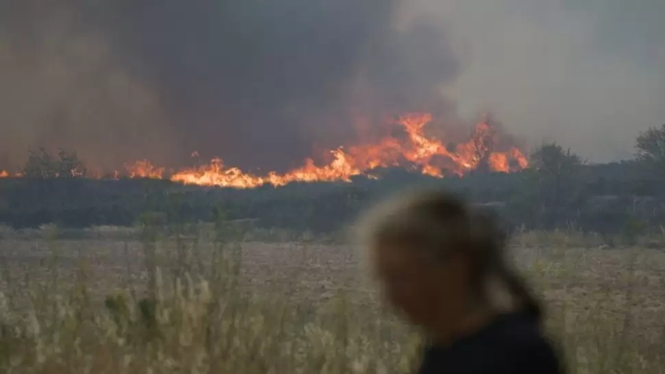 مقتل شخص وإجلاء الآلاف بحرائق غابات واسعة في فرنسا
