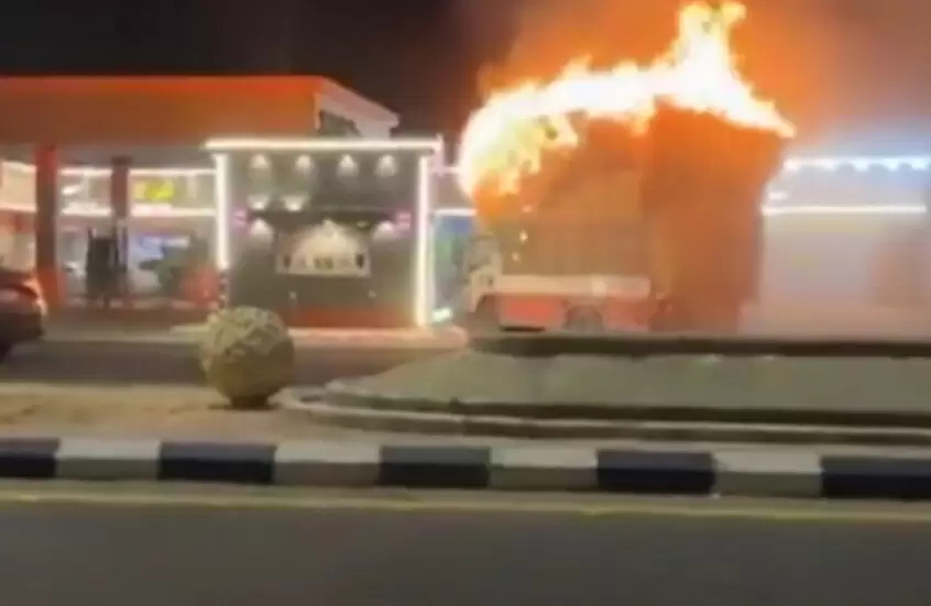  سعودي يغامر بحياته لينقذ العشرات في فيديو يحبس الأنفاس