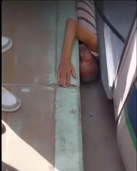 سقوط ةرجل من عربة المترو