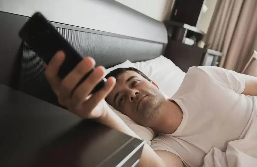 رجل يُجبر على تعويض زوجته بعد أن سجل رقمها باسم “السمينة” في هاتفه!