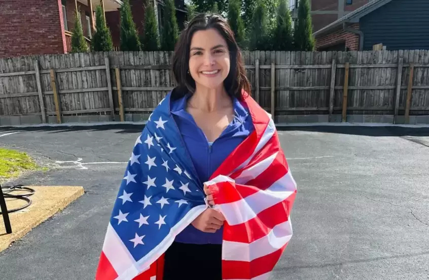 مرشحة لمجلس النواب الأمريكي تحرق القرآن الكريم (فيديو) مرشحة لمجلس النواب الأمريكي تحرق القرآن الكريم (فيديو)