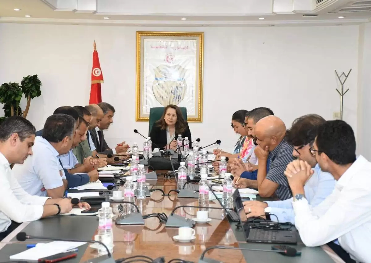 جلسة عمل بوزارة الصناعة حول إعادة هيكلة ‘تيفارت’