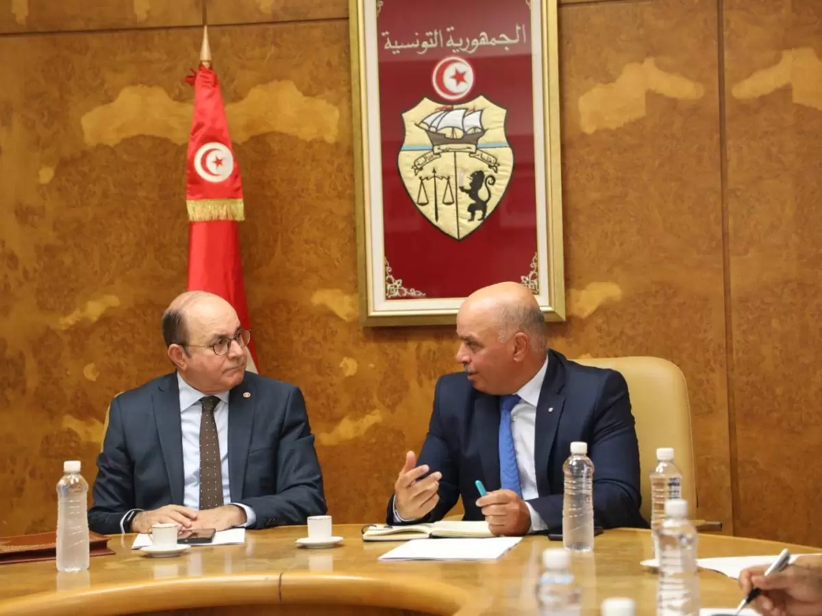 وزارتا النقل والسياحة تدرسان إمكانية فتح خطوط جوية جديدة