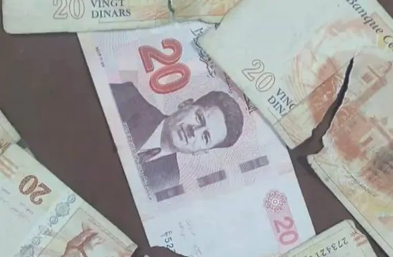 أوراق نقدية ممزقة في تونس.. خبير يضع 3 فرضيات ويحذر