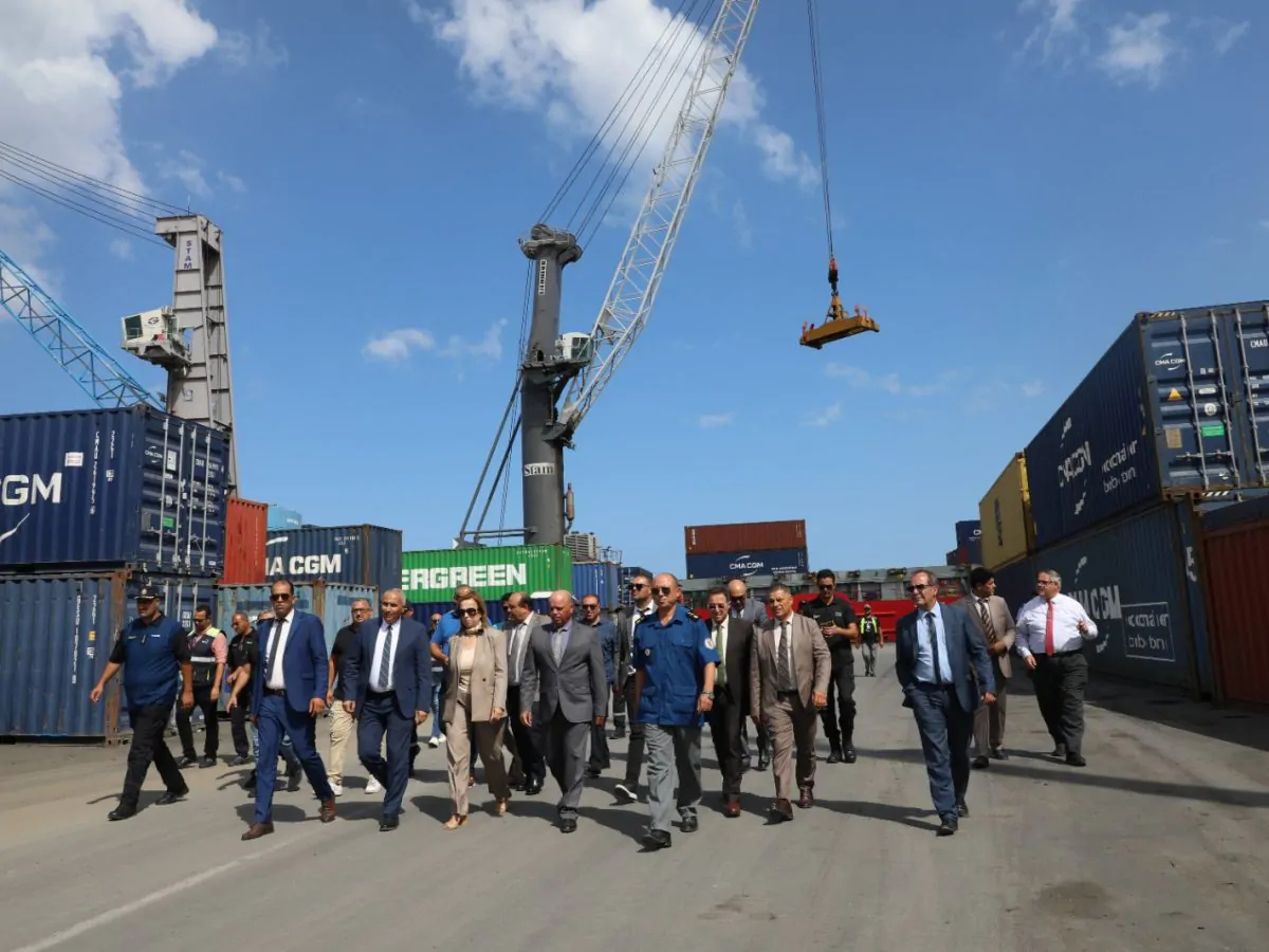 ميناء رادس.. وزير النقل يدعو لإيجاد حلول لتسليم الحاويات في الآجال
