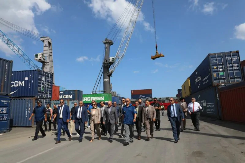 ميناء رادس.. وزير النقل يدعو لإيجاد حلول لتسليم الحاويات في الآجال