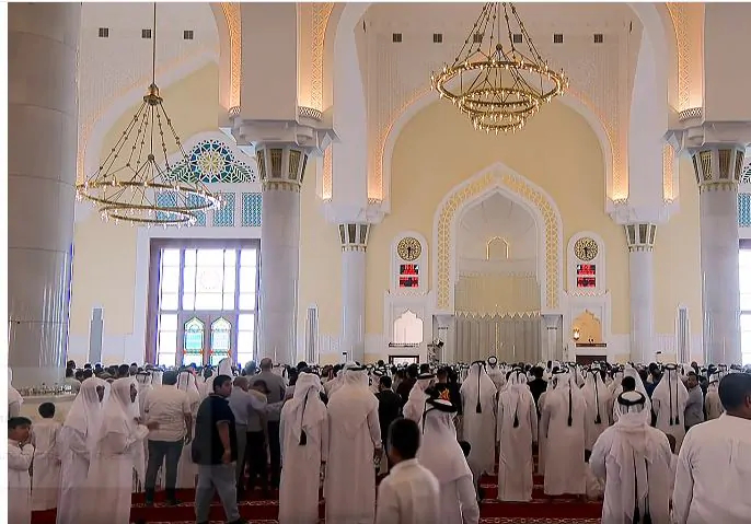 أمير قطر يشارك في تشييع ضحايا هجوم الدوحة (فيديو)