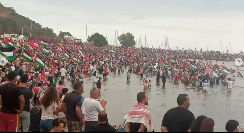 شاهد.. حشد كبير من التونسيين يودعون أسطول الصمود