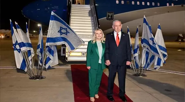 أحالت الى ألوان العلم الفلـ.سطيني.. ضجّة بسبب ألوان ملابس نتنياهو وزوجته