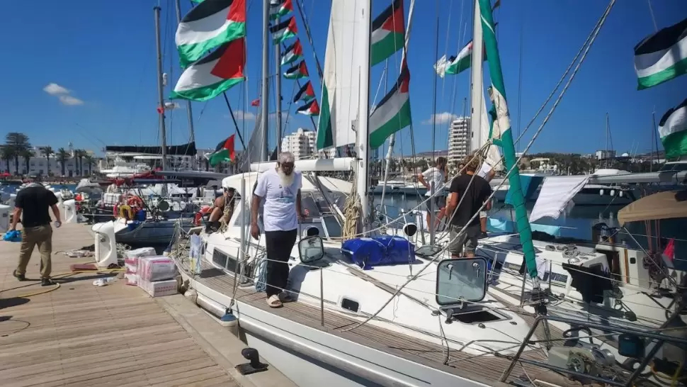 خروج أوّل سفينة من أسطول الصمود باتجاه غزة