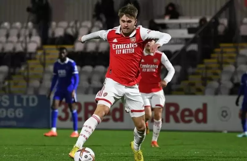 اصطدم بجدار خلال المباراة.. إصابة تنهي حياة لاعب أرسنال السابق