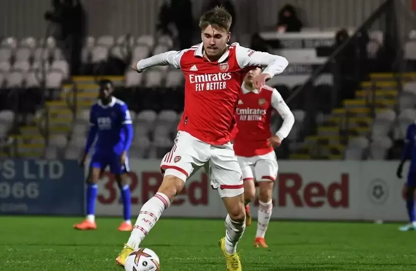 اصطدم بجدار خلال المباراة.. إصابة تنهي حياة لاعب أرسنال السابق اصطدم بجدار خلال المباراة.. إصابة تنهي حياة لاعب أرسنال السابق