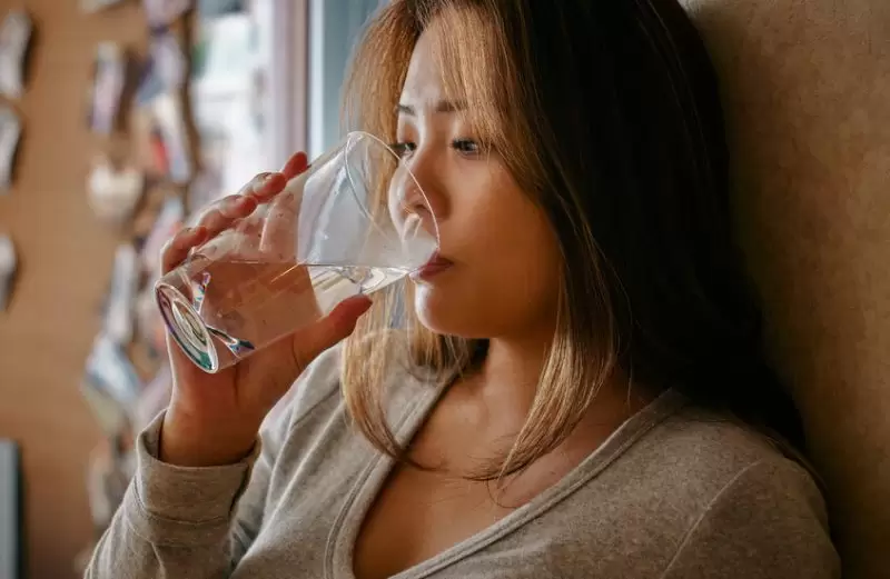 اكتشاف علاقة غير متوقعة بين الماء وهرمون التوتر في الجسم!