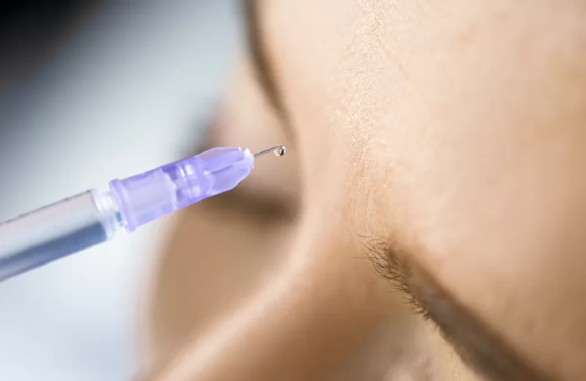 “البوتوكس المنزلي”.. صيحة تجميلية خطيرة قد تشوّه الوجه!