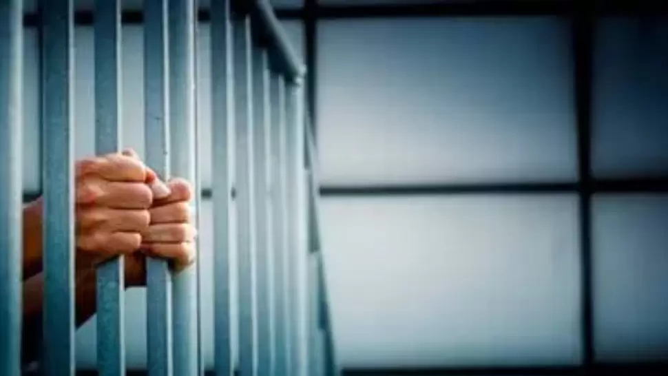 نشرت صور لها بزيّ أمني على مواقع التواصل .. الاحتفاظ بامرأة وأمني