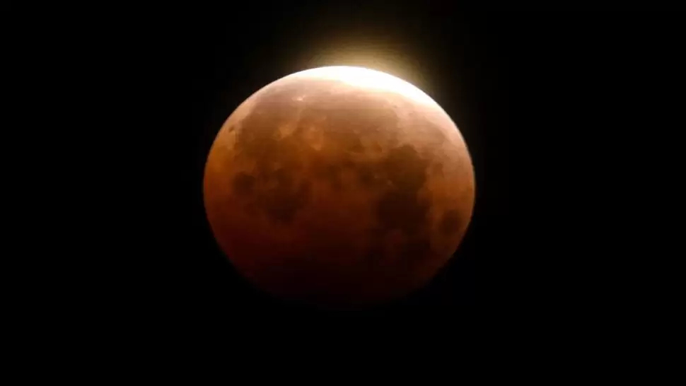 غدا.. العالم  على موعد مع القمر الدموي
