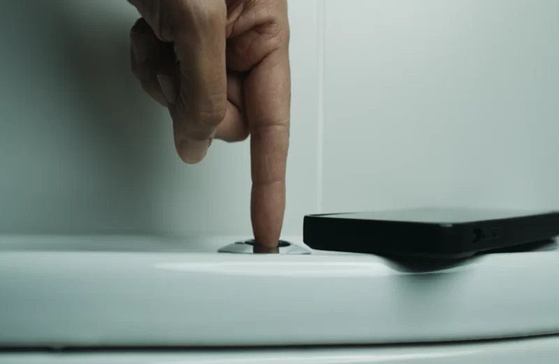 الهاتف الذكي في الحمام.. عادة يومية تحمل مخاطر صحية جسيمة