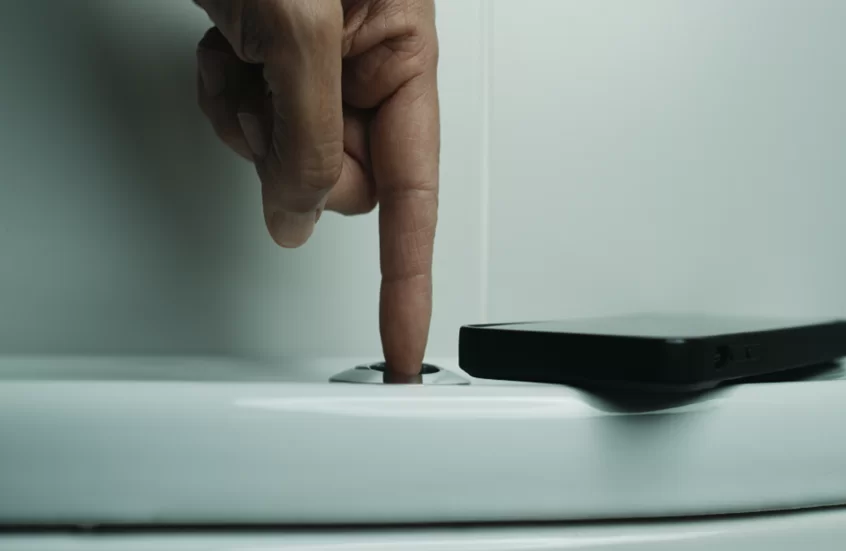 الهاتف الذكي في الحمام.. عادة يومية تحمل مخاطر صحية جسيمة