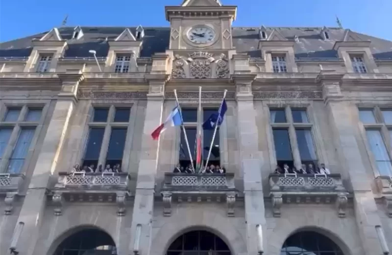 بلدية سان دوني الفرنسية ترفع العلم الفلسطيني (فيديو)