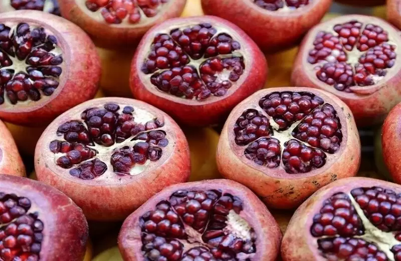 تحفيز هرمون الشباب بمساعدة الرمان!.. نتائج واعدة لكبار السن