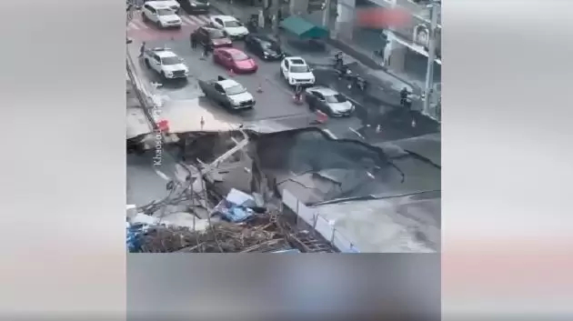 مشهد صادم.. انهيار أرضي يبتلع شارعا بسياراته (فيديو)