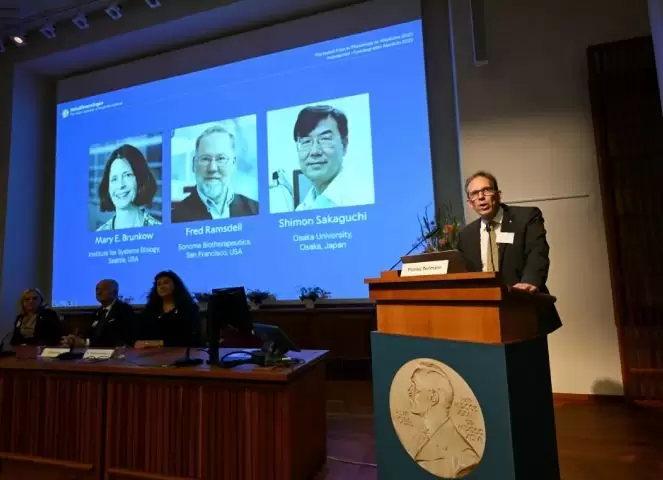 3 علماء يفوزون بجائزة نوبل للطب لعام 2025