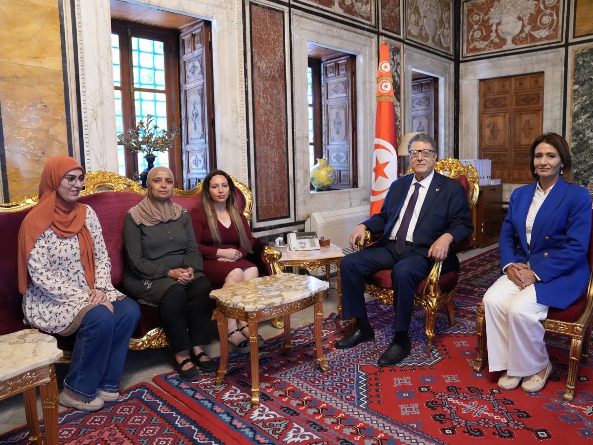 بودربالة يجتمع بممثلي القابلات