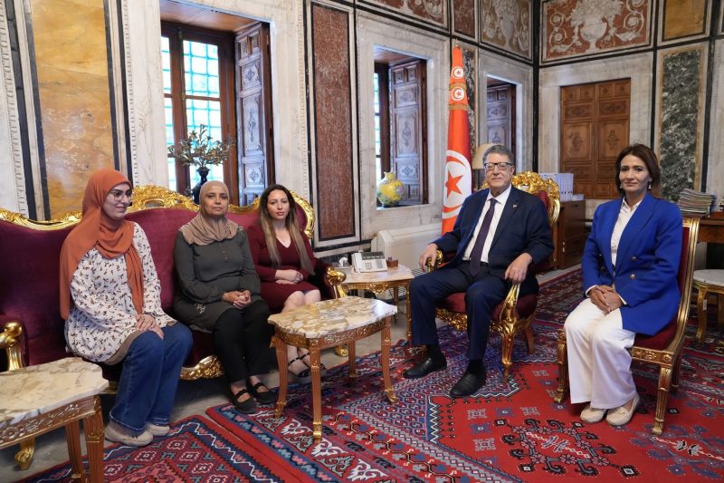 بودربالة يجتمع بممثلي القابلات