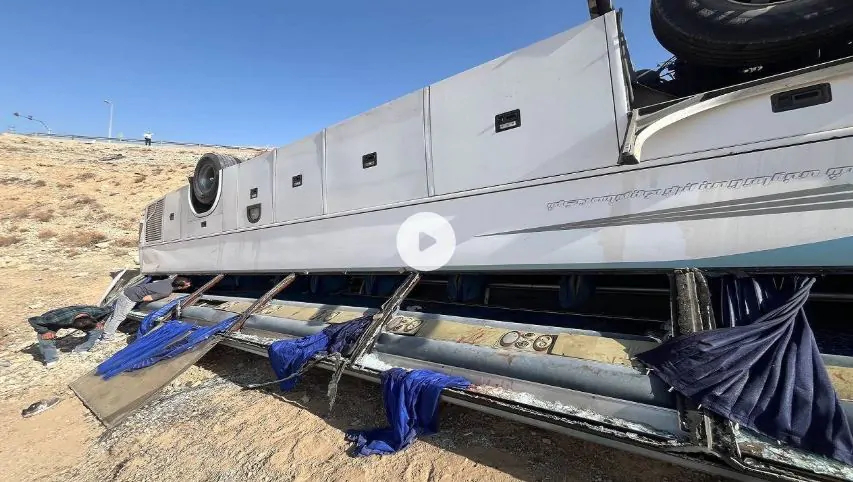 إيران.. غفوة سائق تتسبب في انقلاب حافلة ( فيديو)