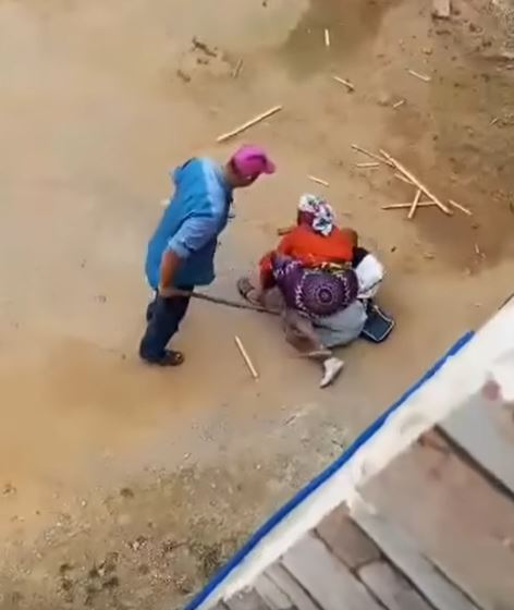 سوسة.. فيديو صادم لشخص يعنّف شقيقه من ذوي الإعاقة والنيابة تتدخل