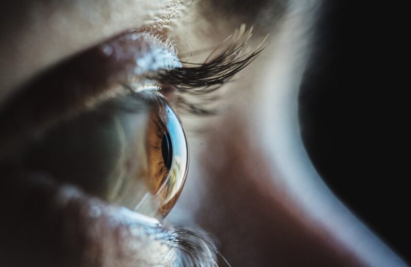 أطعمة تحمي عينيك من التلف الناتج عن استخدام الشاشات