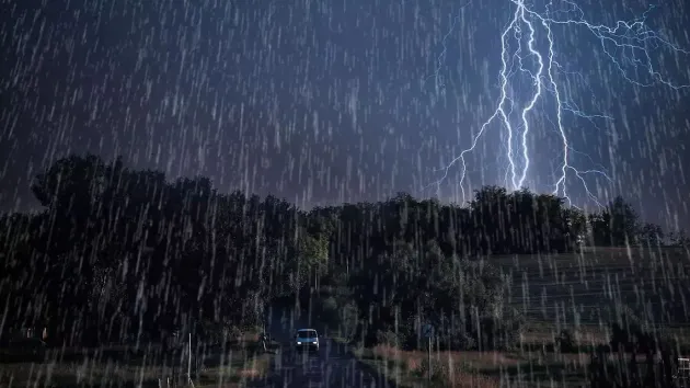 طقس ليل 17 أكتوبر 2025.. أمطار رعدية ودواوير رملية بالجنوب