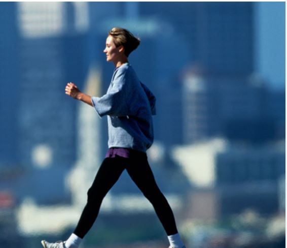 دراسة: المشي مرتين فقط في الأسبوع قد يطيل عمر النساء