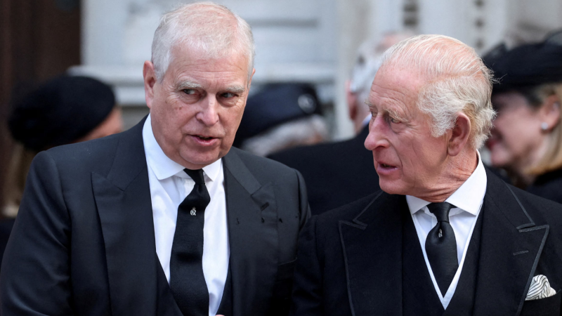 الملك تشارلز يجرّد شقيقه من ألقابه ويطرده من قصره