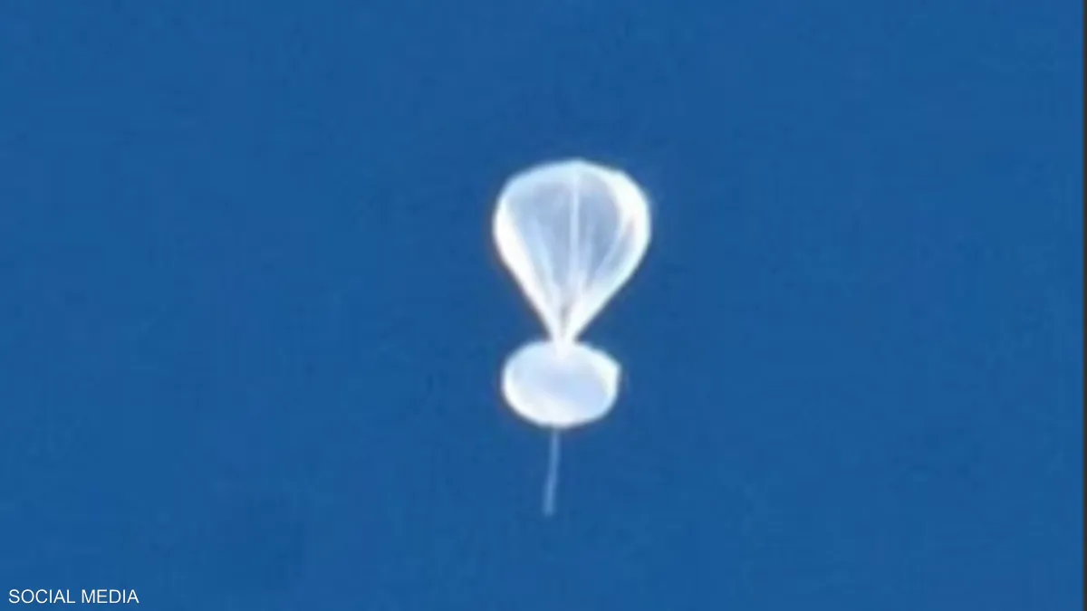 بالونات بيضاء ‘غامضة’ في سماء أمريكا تثير الجدل