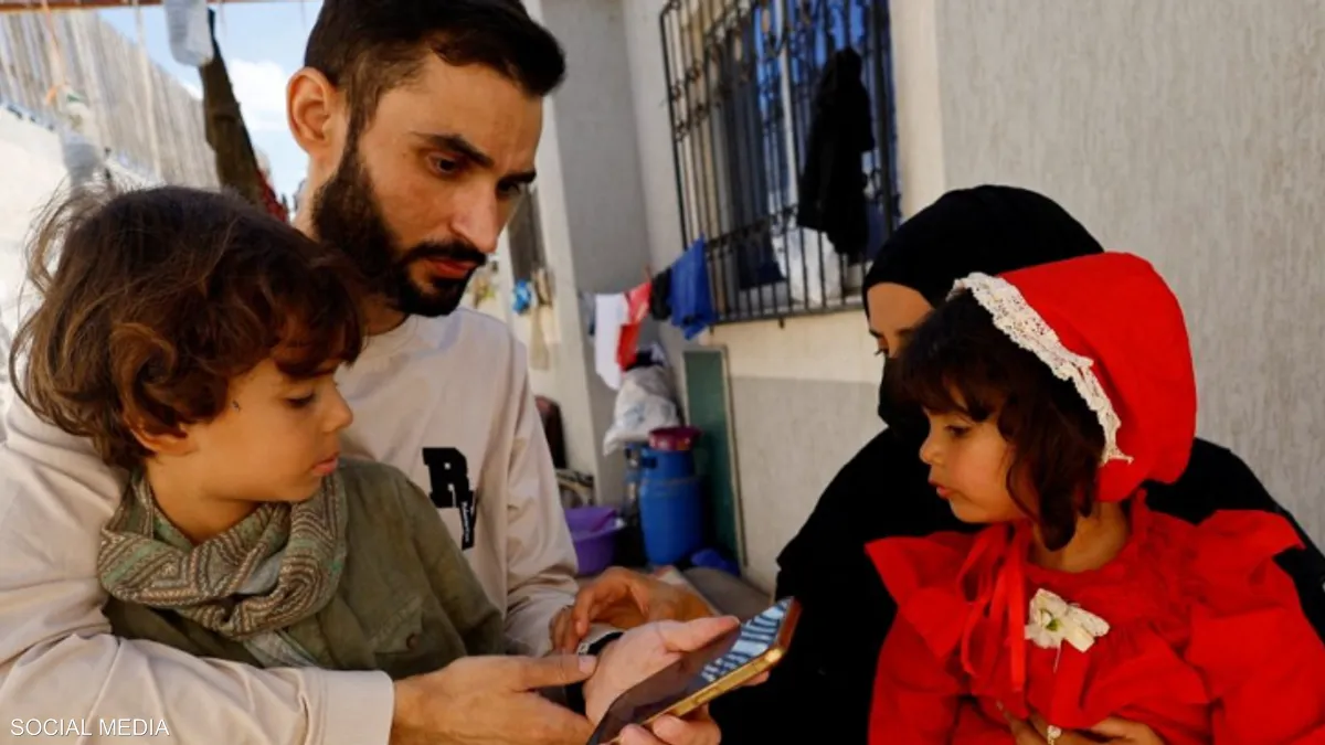 بعد إبلاغه بمقتل أسرته.. مفاجأة سارة تنتظر فلسطينيا محررا (فيديو)